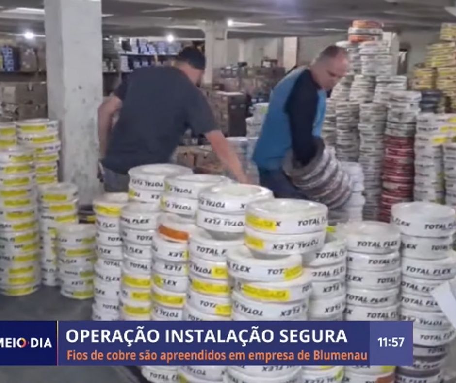 Procon SC e Polícia Civil apreendem material irregular em distribuidora de Blumenau